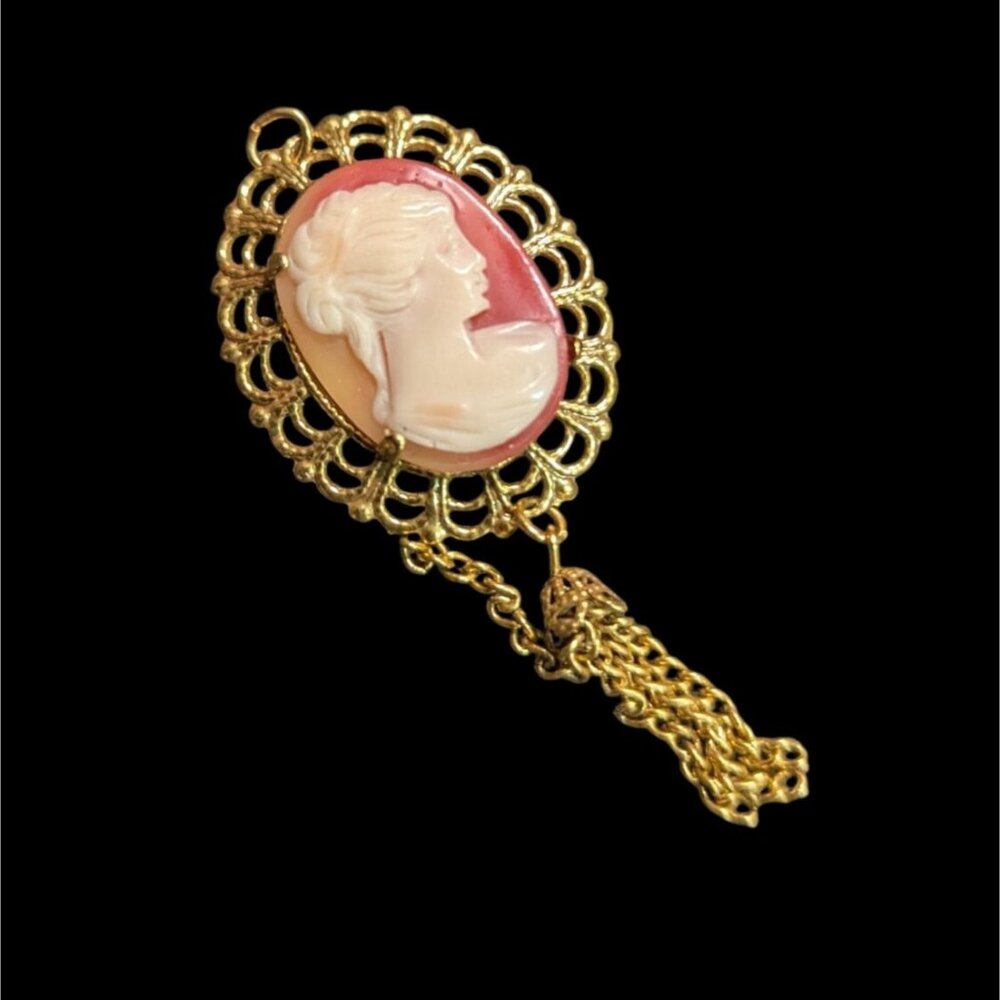Vintage Cameo Pendant With Tassel Accent Gold‎ Tone Oval Frame  jewelry